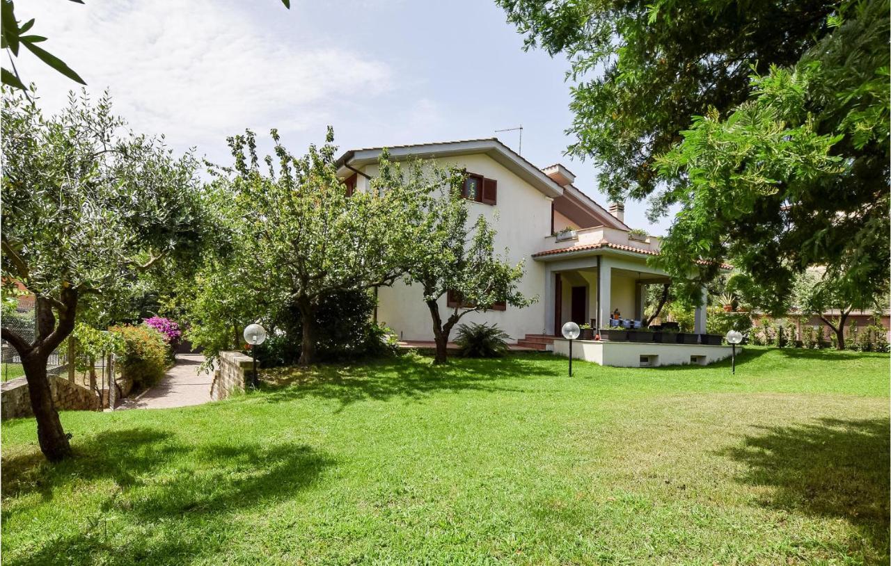 Cozy Home In Anguillara Sabazia With Kitchenette Esterno foto